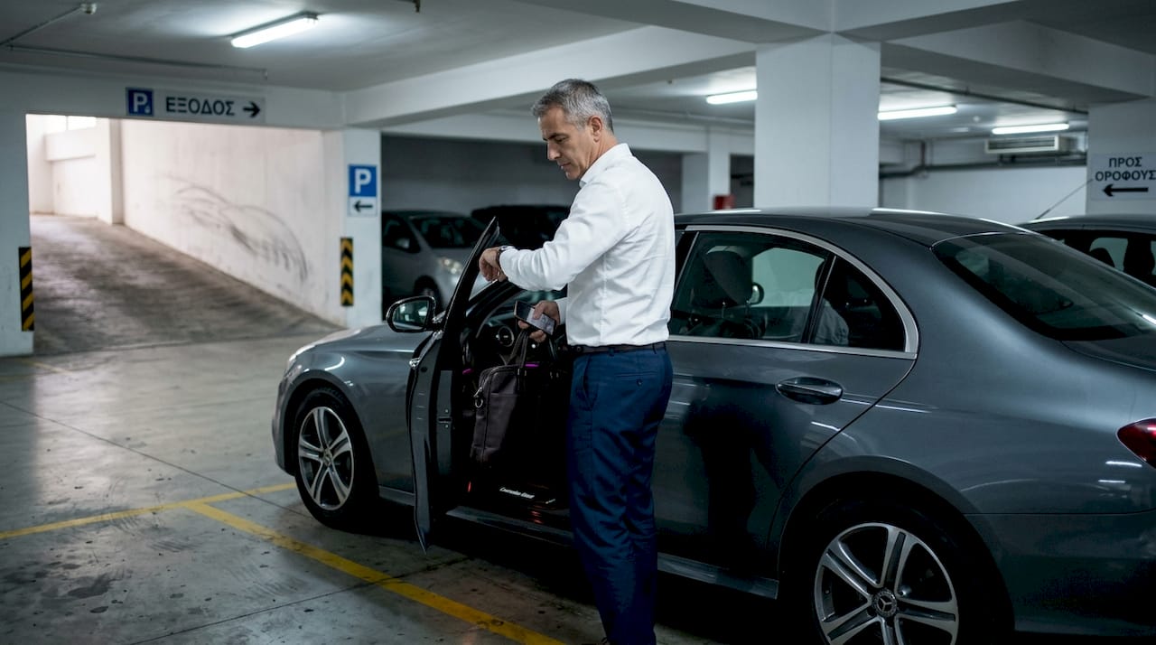 Στέλεχος μεγάλης εταιρείας παρκάρει το πολυτελές του αυτοκίνητο στο υπόγειο γκαράζ των γραφείων στη Λευκωσία.